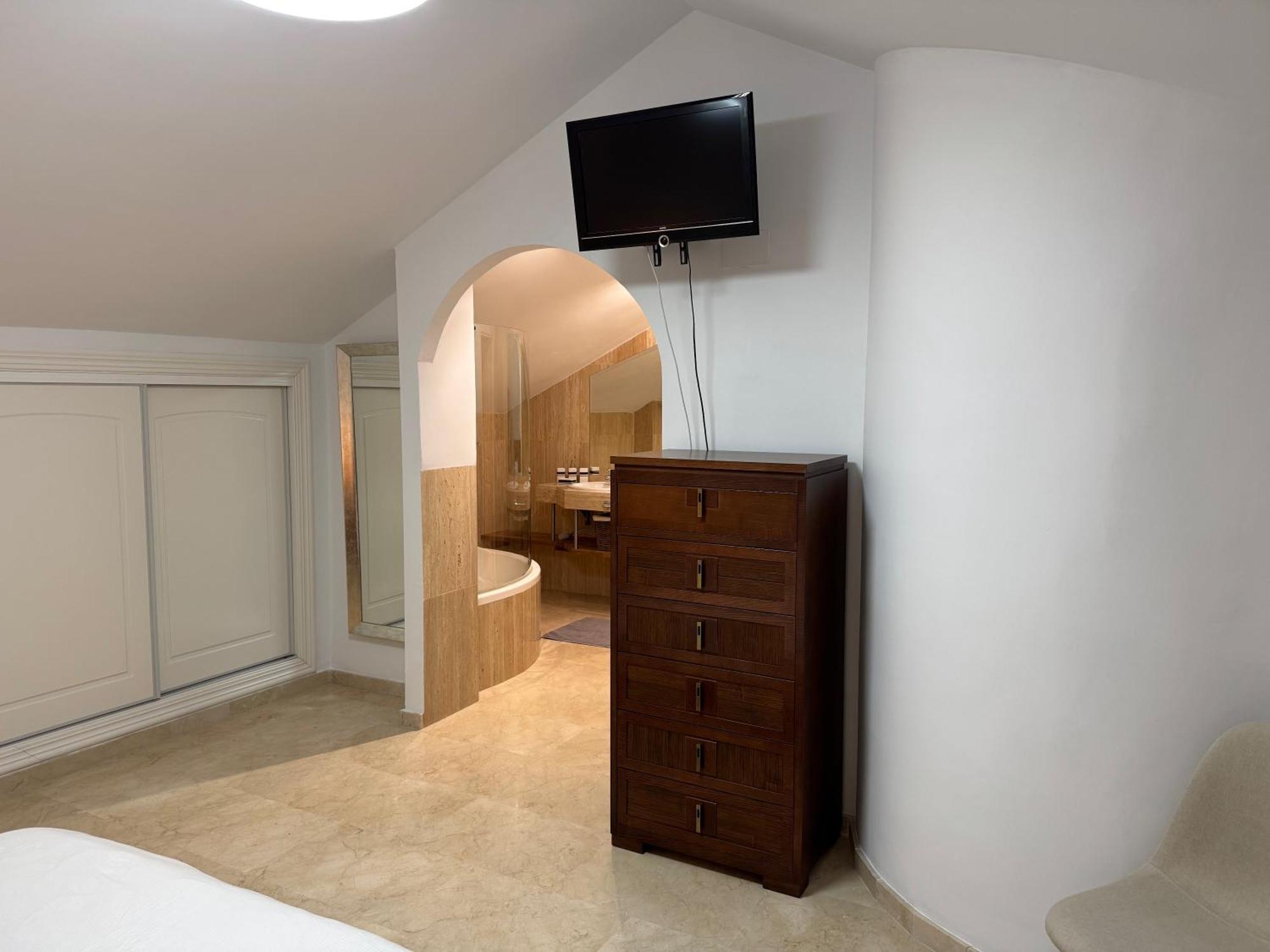 Piso-lechuza Elviria 2 Bedroom Penthouse-maisonette In Elviria-marbella- Urb Jardines De Santa Maria Golf *